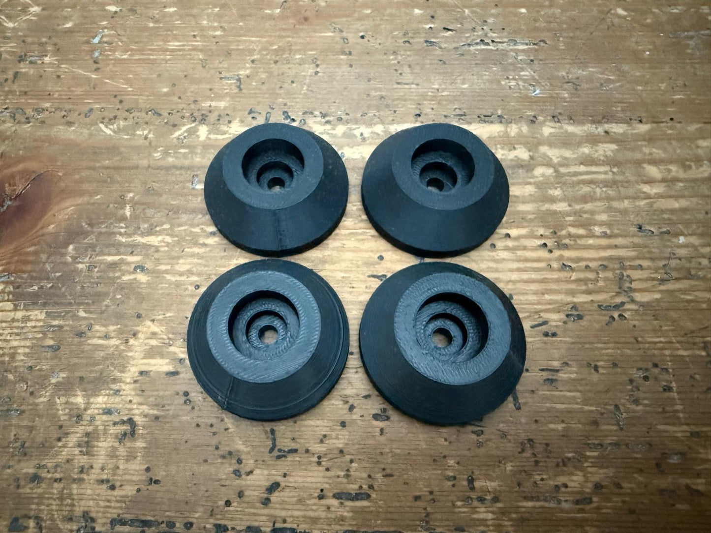 Boxenfüße aus Kunststoff – stabil & vibrationsdämpfend